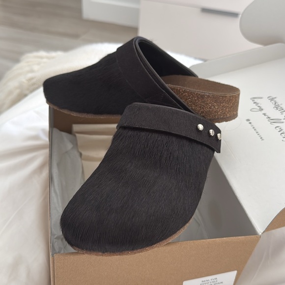 Jenni Kayne Bowery clog.  Chocolate fur. - Picture 2 of 3